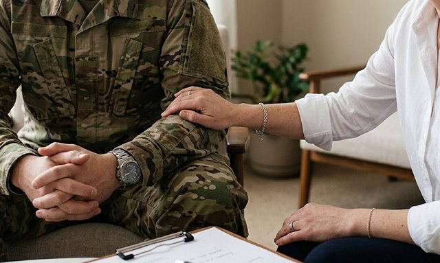 Мужчина в военной форме на приеме у специалиста